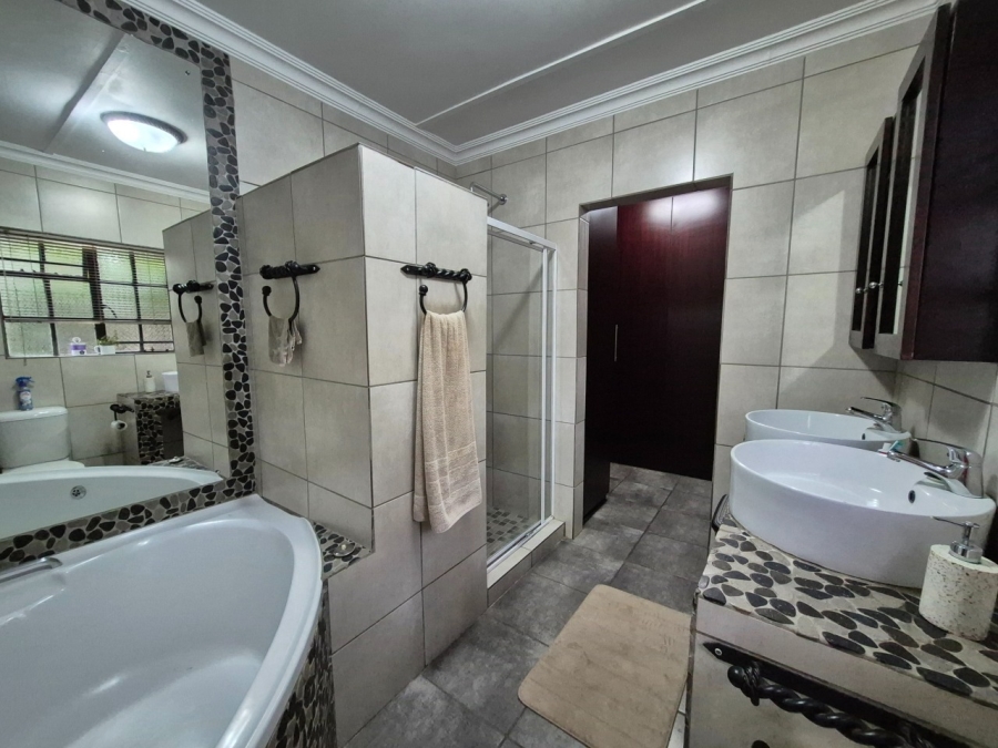 5 Bedroom Property for Sale in Langenhovenpark Free State